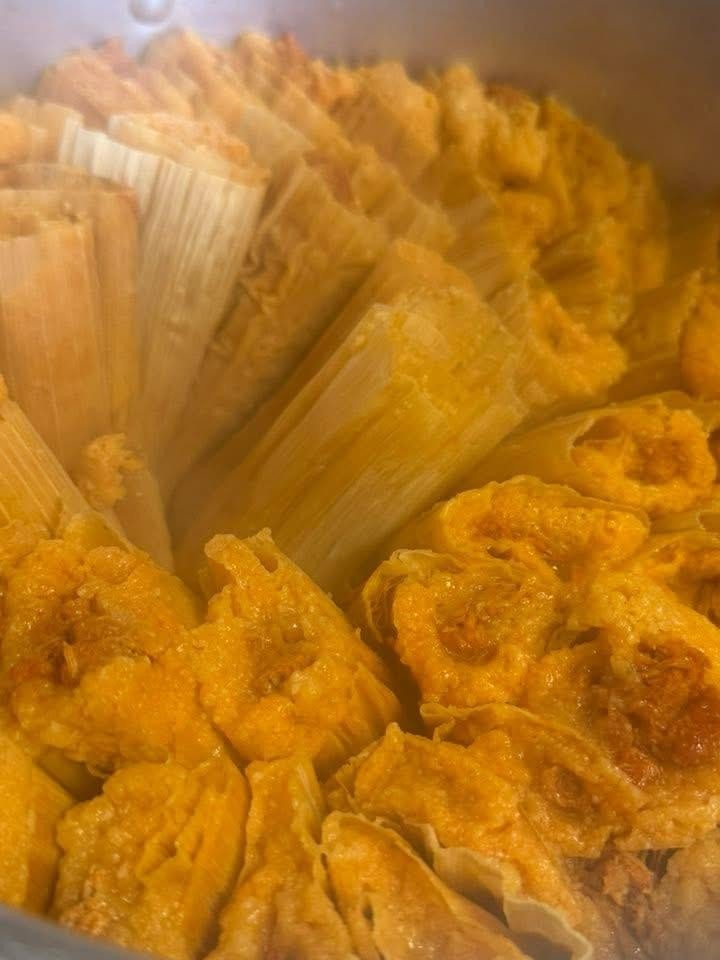 Tamales dulces rosa y amarillo